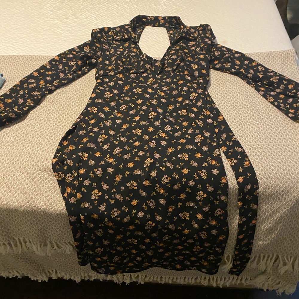 Super cute dress- I am 5’’9 and it just hits top of knee- worn once